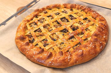 Fırın tepsisinde turta, parşömen. Ev yapımı turta, ev yapımı pişirme konsepti.