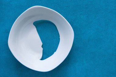 Kırık tabak. Beyaz parçalar, parçalanmış bir tabağın kıymıkları