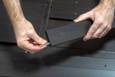El ve teçhizat. Odun eklemleri yerleştiriliyor. Tahta tesisat kurulumu. Mobilya montajı. Yakın plan..
