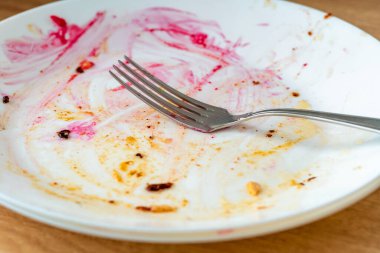 Çatal bıçak. Tabakta çatal var. Yemekten sonra kirli bulaşıklar. Yemeğin sonu.