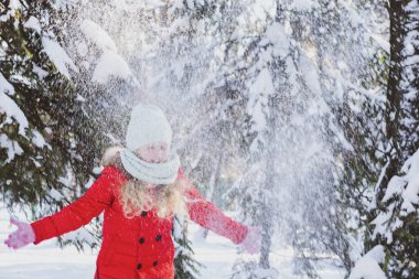  Kız kar yağdırıyor. Yeni yıl ve Noel sahnesi. Kışın çocuk. Kış tatili konsepti. Bulanık fotoğraf