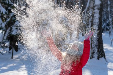  Kız kar yağdırıyor. Yeni yıl ve Noel sahnesi. Kışın çocuk. Kış tatili konsepti. Bulanık fotoğraf
