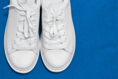 Beyaz spor ayakkabılar, arka plan. Spor ayakkabılar, yaşam tarzı spor ayakkabısı. Şık beyaz bir spor ayakkabı. yakın plan