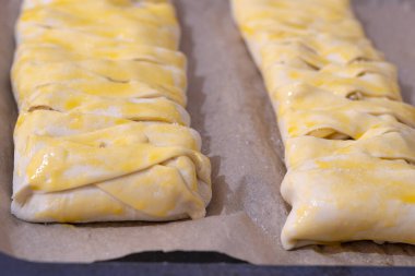Ev yapımı meyveli pieon bir pasta tepsisi. Fırında örülmüş örülmüş saçlar ve meyveler. Mangır saçı. Pasta çok lezzetli.