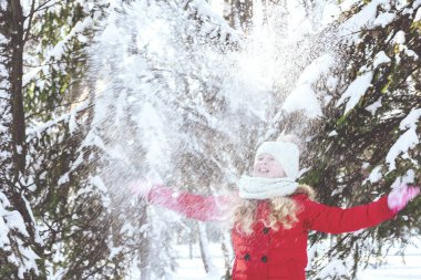  Kız kar yağdırıyor. Yeni yıl ve Noel sahnesi. Kışın çocuk. Kış tatili konsepti. Bulanık fotoğraf