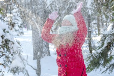 Bulanık fotoğraf. Ormanın arka planında kar yağışı var. Karların altında bir çocuk. Kötü hava konsepti, şiddetli kar yağışı, kötüleşen hava. Kar fırtınası, kar fırtınası, rüzgar