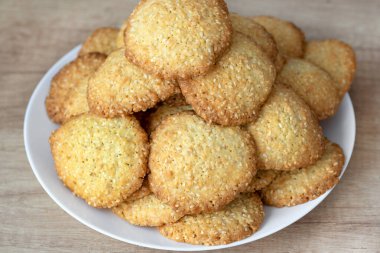 Tabakta susamlı kurabiye. Yığınla susamlı kurabiye. Lezzetli ve tatlı susamlı kurabiyeler. Ev yapımı pişirme konsepti