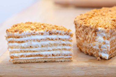 Ballı kek. Klasik ballı pasta. Pastayı kes ve dilimle. Ev yapımı pişirme konsepti