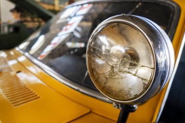 Kırık araba farları. Kazadan sonra araba farları hasar görmüş. Otomotiv lambası bozuk..