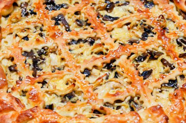 Kağıt üzerinde bir turta. Ev yapımı turta, ev yapımı pişirme konsepti.