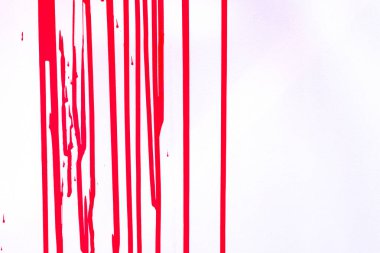 Pembe ışık yüzeyindeki boya akıntıları. Kırmızı, kırmızı renkte şeritli bir arka plan. Dikey kırmızı akıntılar, kırmızı boya. Arkaplan soyut yapısı