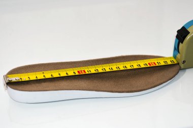 Ayakkabı ölçüsü. Mezuraları ölç. Ayakkabı numarası konsepti. Yakın plan. Ayakkabı ölçeği. Ayakkabı Boyutu Rehberi