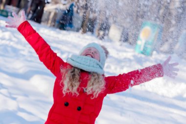  Kız kar yağdırıyor. Yeni yıl ve Noel sahnesi. Kışın çocuk. Kış tatili konsepti. Bulanık fotoğraf