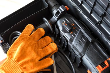 Döner çekiç, alet çantası, eldiven. Çalışma araçları, işçi kıyafeti konsepti. yakın plan 