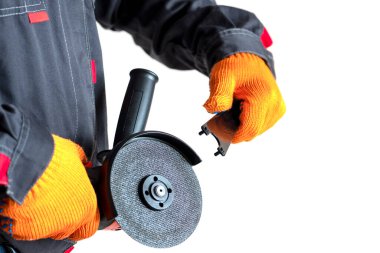 İşçi bir disk ile öğütme makinesi tutuyor. Aletli bir adam. Bir diski öğütücüye vidalamak için araç. Yakın plan.