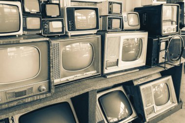 Eski televizyonların sıraları. İlk televizyonlar metro tipi. Retro TV setlerinin koleksiyonu. Siyah beyaz fotoğraf 