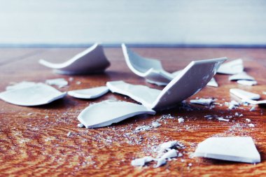 Kırık beyaz kapların kıymıkları ve parçaları. Kırık tabak, cam. Parçalanmış tabak parçaları. Yakın plan, kenar görünüm