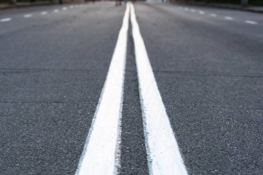 İki beyaz şeritli asfalt yol. Beyaz işaretli otoban. Bir şeye başlamak için uzun bir yol.