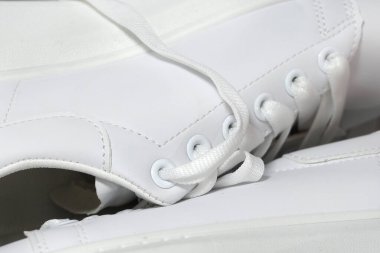 Beyaz spor ayakkabı arka planı. Spor ayakkabılar, yaşam tarzı spor ayakkabıları. Şık beyaz ayakkabılar. yakın plan