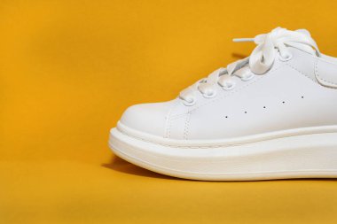 Beyaz spor ayakkabı, renkli yüzey. Spor ayakkabılar, yan görüş. Boşluğu kopyala