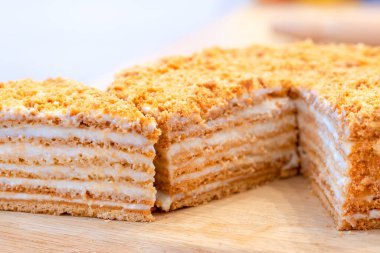 Ballı kek. Klasik ballı pasta. Pastayı kes ve dilimle. Ev yapımı pişirme konsepti