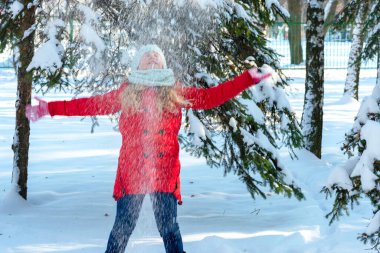 Kız kar yağdırıyor. Yeni yıl ve Noel sahnesi. Kışın çocuk. Kış tatili konsepti. Bulanık fotoğraf