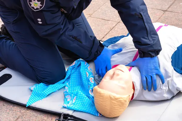 Ellerini mankene koy. Bir insan ilk yardım hizmetini öğretir. Kalp masajı ilk yardım eğitim konsepti. Acil bakım..