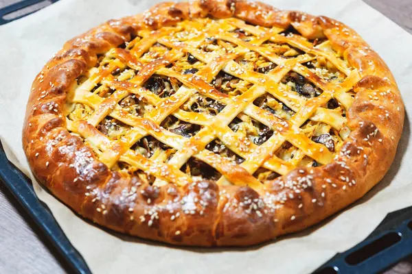 Fırın tepsisinde turta, parşömen. Ev yapımı turta, ev yapımı pişirme konsepti.