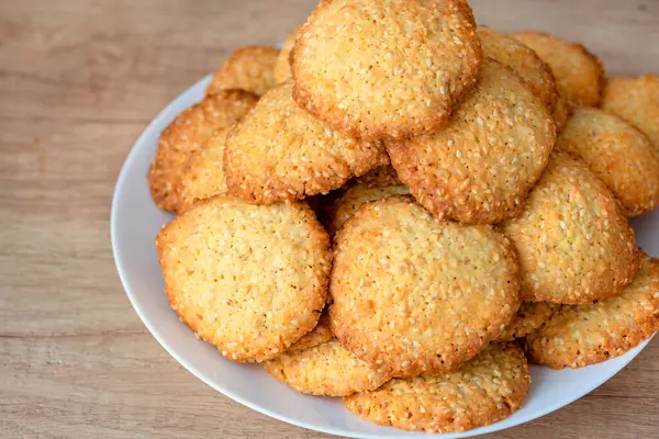 Tabakta susamlı kurabiye. Yığınla susamlı kurabiye. Lezzetli ve tatlı susamlı kurabiyeler. Ev yapımı pişirme konsepti