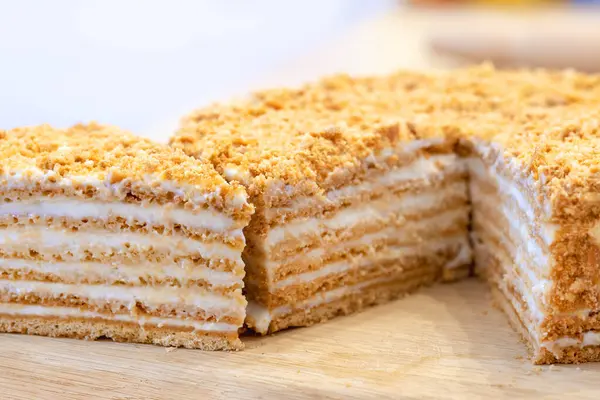 Ballı kek. Klasik ballı pasta. Pastayı kes ve dilimle. Ev yapımı pişirme konsepti