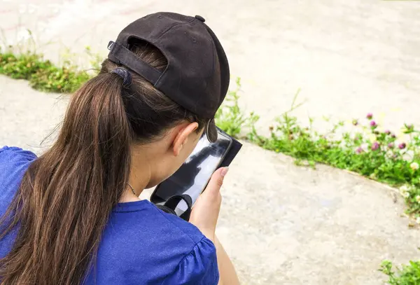 Akıllı telefonlu kız. Ayakta duran ve akıllı telefon kullanan kadın.