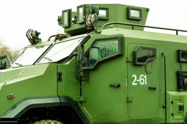 Vinnitsa. Ukrayna 03.25.2019. Kamp kamuflajı askeri araç. Haki metal silah kamyonu. Zırhlı araç.