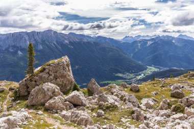 Dolomitler 'de yürüyüş, güney Tyrol' da dağlar.