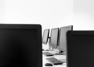 Odadaki monitörler arasındaki dar görünüm