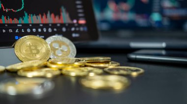 Bitcoin altın madeni para ve arkaplanda. Sanal kripto para birimi kavramı. dijital şifreleme para birimi defi merkezileştirilmiş finansal bankacılık p2p takas yatırımı internet çevrimiçi teknoloji yoluyla