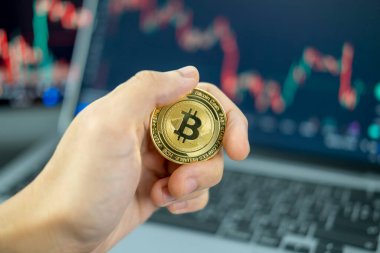 El ele tutuştuğumuz para kripto para. Çizelgede bitcoin var. Sanal kripto para birimi kavramı. Merkezi olmayan finansal bankacılık p2p yatırım teknolojisini defetmek için dijital kripto para birimi