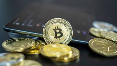 Bitcoin altın madeni para ve arkaplanda. Sanal kripto para birimi kavramı. dijital şifreleme para birimi defi merkezileştirilmiş finansal bankacılık p2p takas yatırımı internet çevrimiçi teknoloji yoluyla