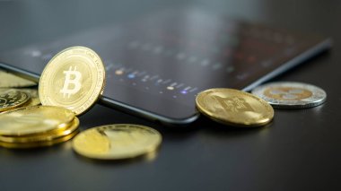 Bitcoin altın madeni para ve arkaplanda. Sanal kripto para birimi kavramı. dijital şifreleme para birimi defi merkezileştirilmiş finansal bankacılık p2p takas yatırımı internet çevrimiçi teknoloji yoluyla