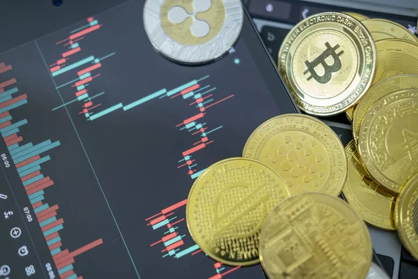 Bitcoin altın madeni para ve arkaplanda. Sanal kripto para birimi kavramı. dijital şifreleme para birimi defi merkezileştirilmiş finansal bankacılık p2p takas yatırımı internet çevrimiçi teknoloji yoluyla