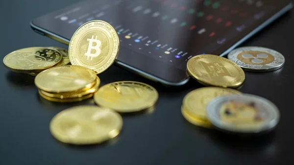 Bitcoin altın madeni para ve arkaplanda. Sanal kripto para birimi kavramı. dijital şifreleme para birimi defi merkezileştirilmiş finansal bankacılık p2p takas yatırımı internet çevrimiçi teknoloji yoluyla