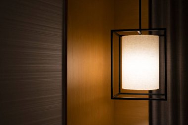 Yatağı ve yastıkları olan, soluk bir atmosferde uyumak ve dinlenmek için yatağı olan modern Japon tarzı yatak başlığı. Kalacak yer, otel..