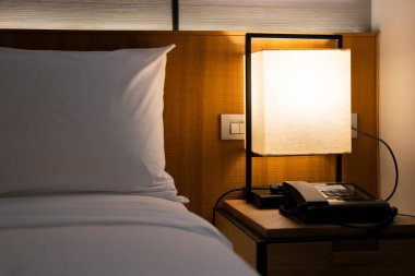 Yatağı ve yastıkları olan, soluk bir atmosferde uyumak ve dinlenmek için yatağı olan modern Japon tarzı yatak başlığı. Kalacak yer, otel..