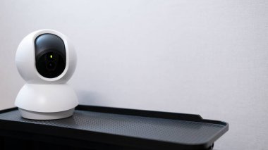 Smart Home kablosuz güvenlik kamerasının evdeki beyaz masaya yerleştirilmiş seçici odak noktası, güvenlik monitörü ya da özel CCTV