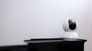 Smart Home kablosuz güvenlik kamerasının evdeki beyaz masaya yerleştirilmiş seçici odak noktası, güvenlik monitörü ya da özel CCTV