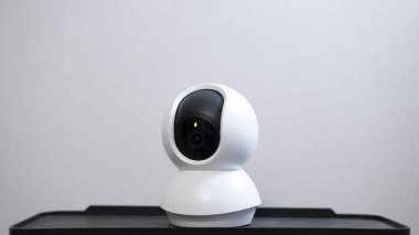 Smart Home kablosuz güvenlik kamerasının evdeki beyaz masaya yerleştirilmiş seçici odak noktası, güvenlik monitörü ya da özel CCTV