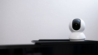 Smart Home kablosuz güvenlik kamerasının evdeki beyaz masaya yerleştirilmiş seçici odak noktası, güvenlik monitörü ya da özel CCTV