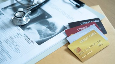 Sağlık harcamaları ve ödeme seçeneklerini gösteren bir sürü tıbbi belge ve steteskop.