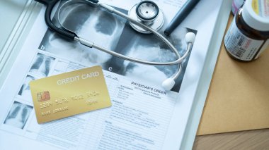 Röntgen raporlarına, doktorların sipariş kağıtlarına, sağlık giderlerine ve kredi kullanımına eklenen altın kredi kartı kredisi.