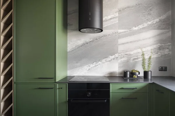 带有绿色家具 黑色台面和厨房用具的现代厨房室内设计 — 图库照片
