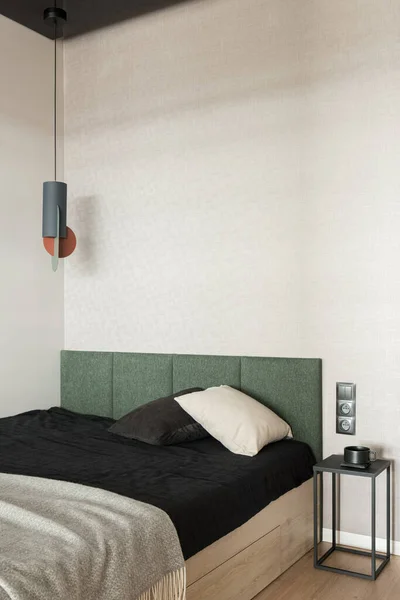 Jednoduchý Moderní Interiér Ložnice Útulnou Postelí Stylovou Lampou — Stock fotografie